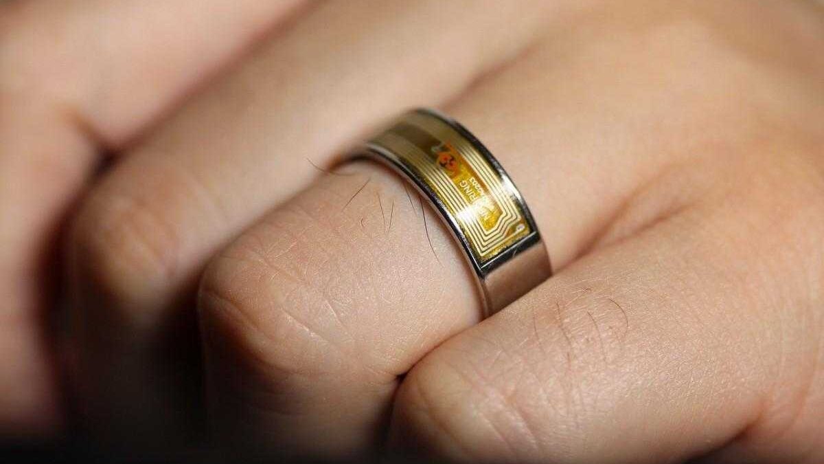 Кольцо Samsung Galaxy Ring на пальце крупный план