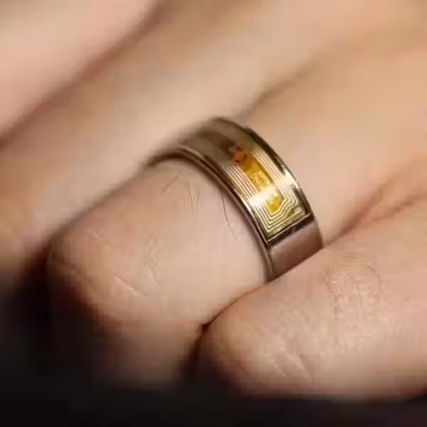 Кольцо Samsung Galaxy Ring на пальце крупный план