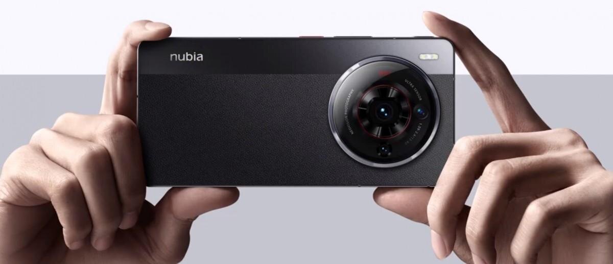 Смартфон Nubia Z50S Pro: ручная съемка крупного модуля камеры и эмблемы на задней панели