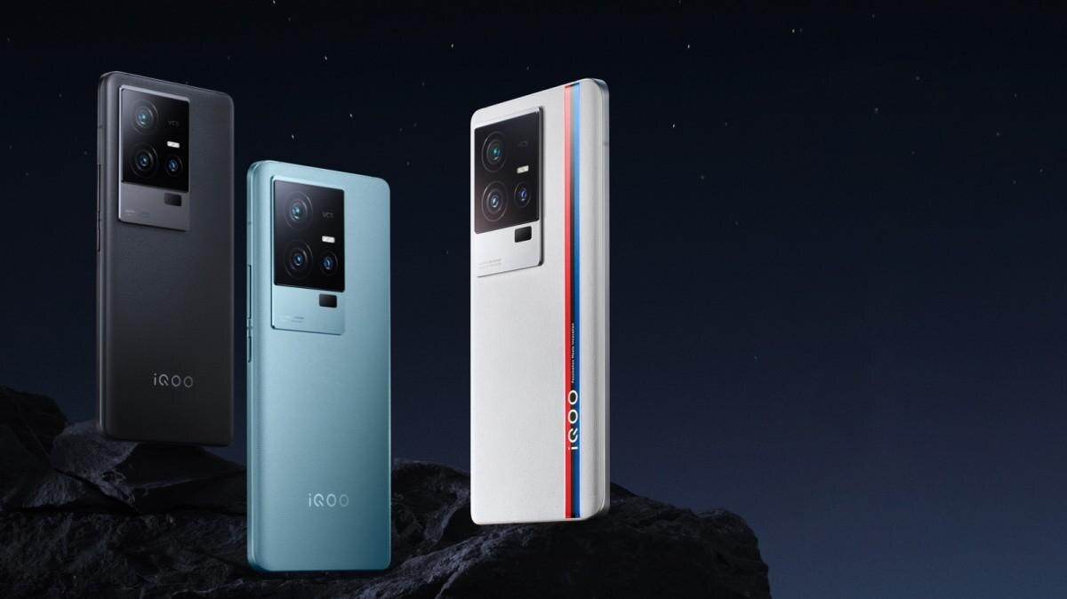 Черный смартфон iQOO Z11x с двойной камерой со стороны задней панели