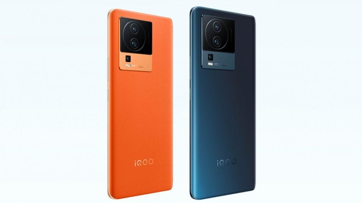 Два смартфона iQOO Neo 7 Pro с крупными камерами сбоку