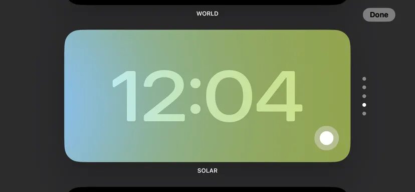 Экран iOS 17 с отображением времени на солнечной панели