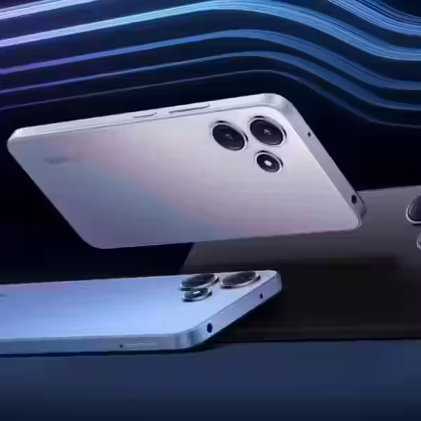 Три смартфона Redmi 12 5G сзади: вид сзади и камерный блок с тройным модулем