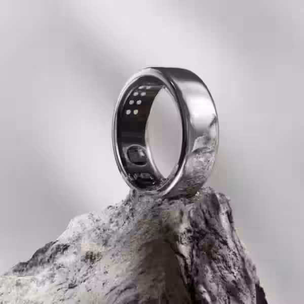 Кольцо Galaxy Ring из серебра, отражающее свет, на камне