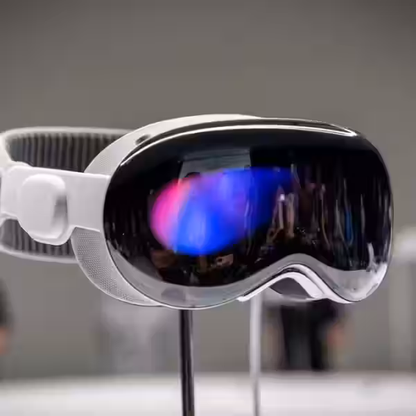 Apple Vision Pro на выставке, демонстрация очков крупным планом