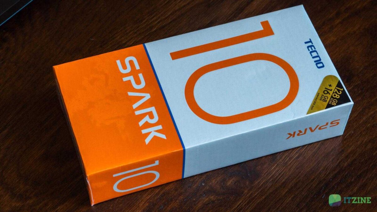 Коробка смартфона TECNO Spark 10 Magic Skin Edition на столе