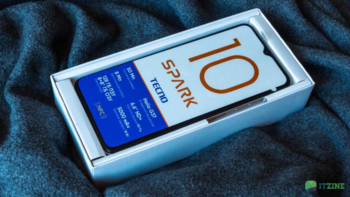Упаковка смартфона TECNO Spark 10 Magic Skin Edition внутри коробки
