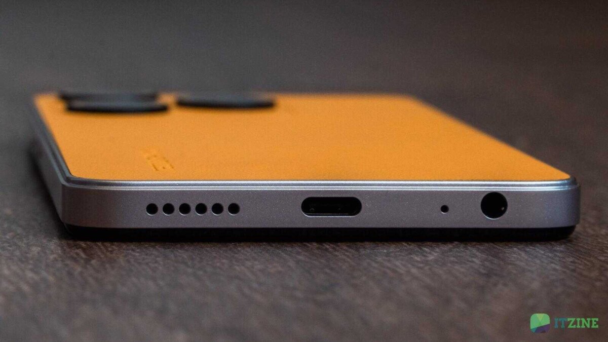 Порт подключения и отверстия на нижней стороне TECNO Spark 10 Magic Skin Edition