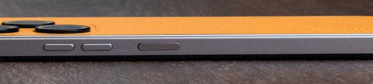 side view смартфона TECNO Spark 10 Magic Skin Edition с кнопками и камерой