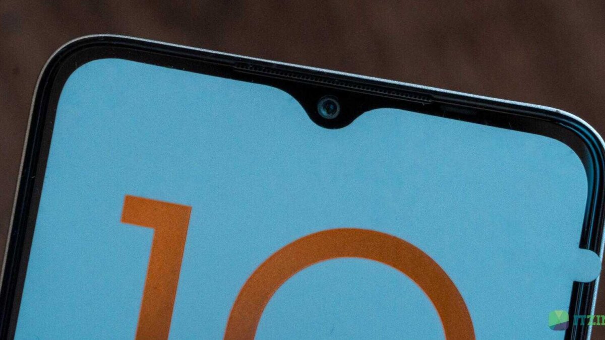 Экран TECNO Spark 10 Magic Skin Edition с отображением 10 в углу