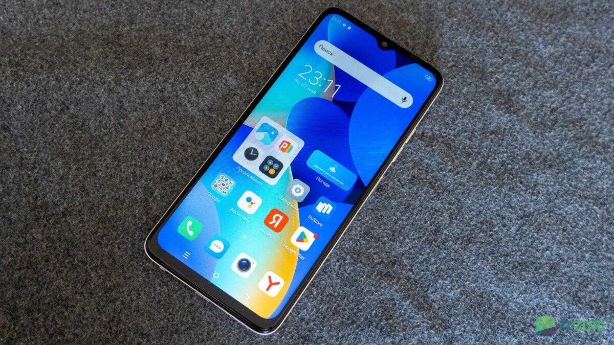 Смартфон TECNO Spark 10 Magic Skin Edition с ярким дисплеем и интерфейсом на экране