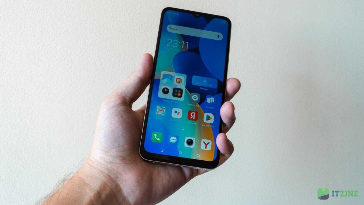 Рука держит смартфон TECNO Spark 10 Magic Skin Edition интерфейс на экране