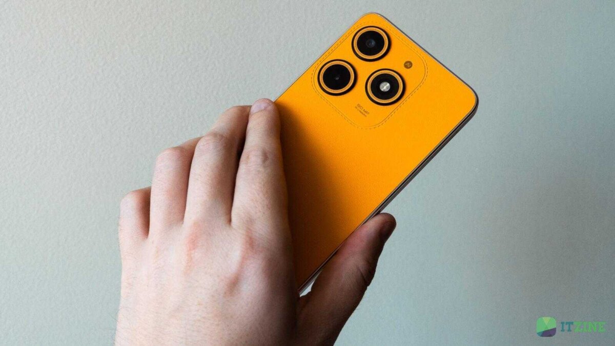 Желтый смартфон TECNO Spark 10 Magic Skin Edition в руке