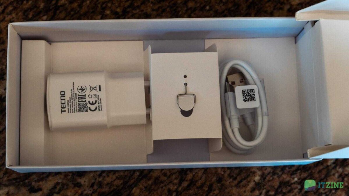 Упаковка TECNO Spark 10 Magic Skin Edition внутри коробки