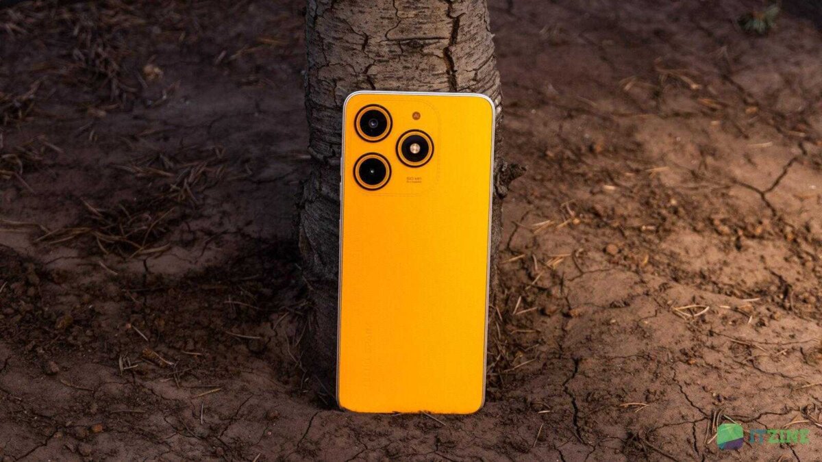Жёлтый смартфон TECNO Spark 10 Magic Skin Edition у дерева