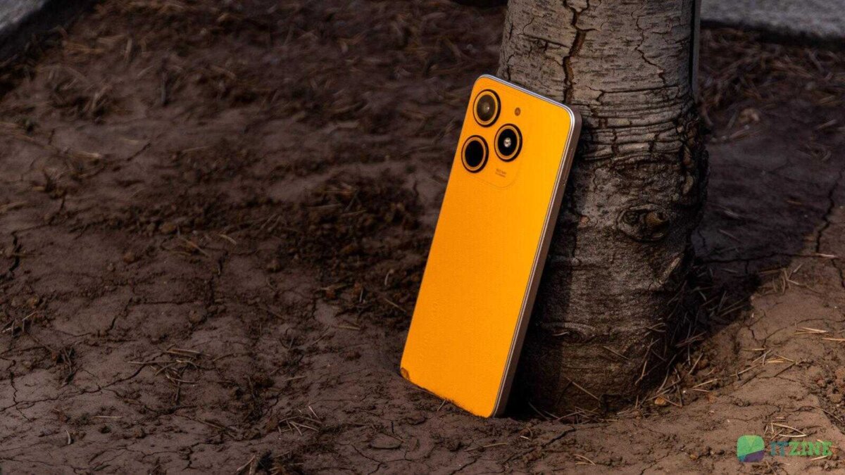 Яркий смартфон TECNO Spark 10 Magic Skin Edition у дерева