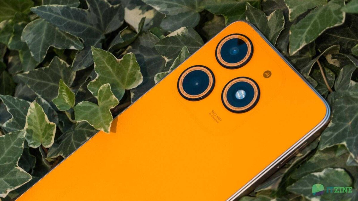 Задняя панель TECNO Spark 10 Magic Skin Edition с тремя камерами на фоне листьев