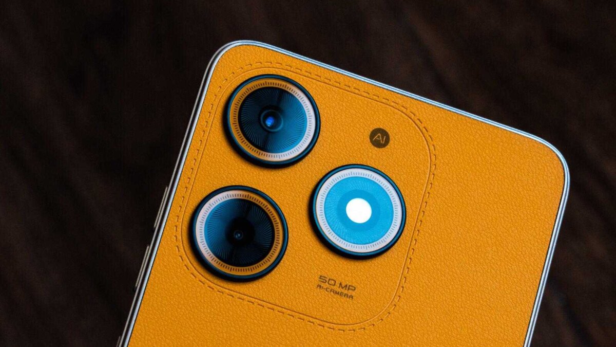 Задняя панель TECNO Spark 10 Magic Skin Edition с тремя камерами и яркой оранжевой текстурой