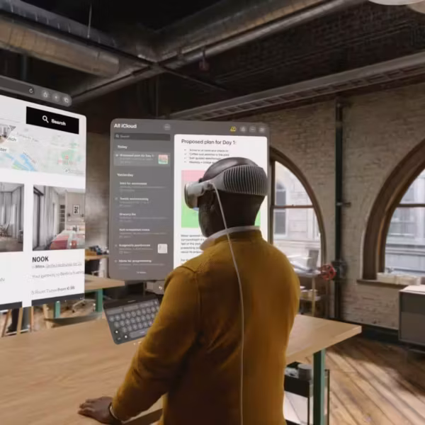 Человек с Apple Vision Pro в офисной обстановке