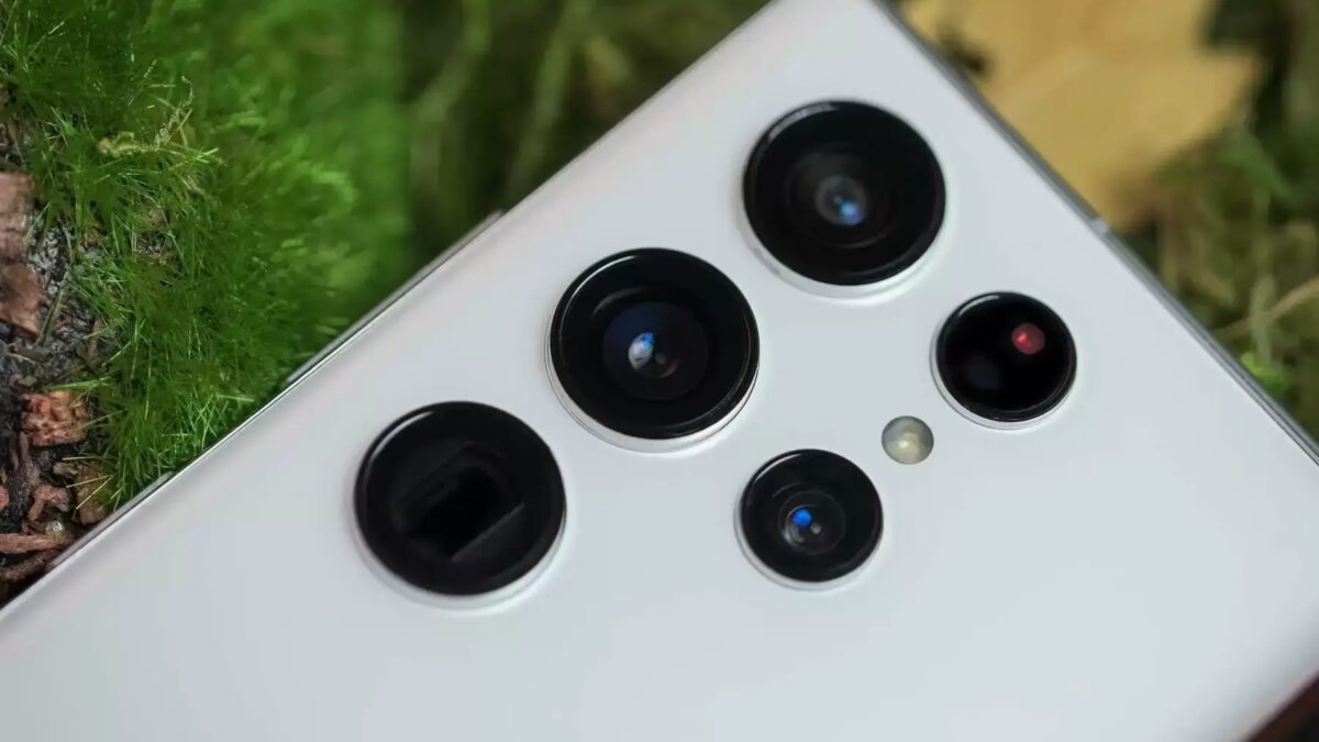 Слух: Samsung Galaxy S24 Ultra получит плоский экран