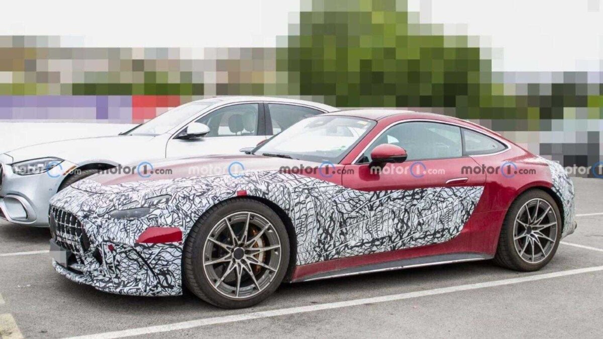 2024 Mercedes-AMG GT показали в преддверии Недели автомобилей в Монтерее 5 2024 mercedes amg gt coupe phev spy photo