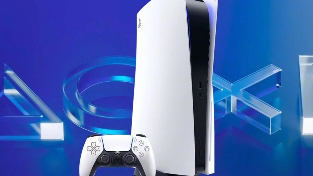 Игровая приставка PlayStation 5 с контроллером на фоне синего экрана