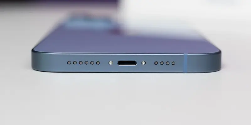 Apple может поставить порт USB-C на старые модели iPhone (apple might bring the usb c port to older iphones)