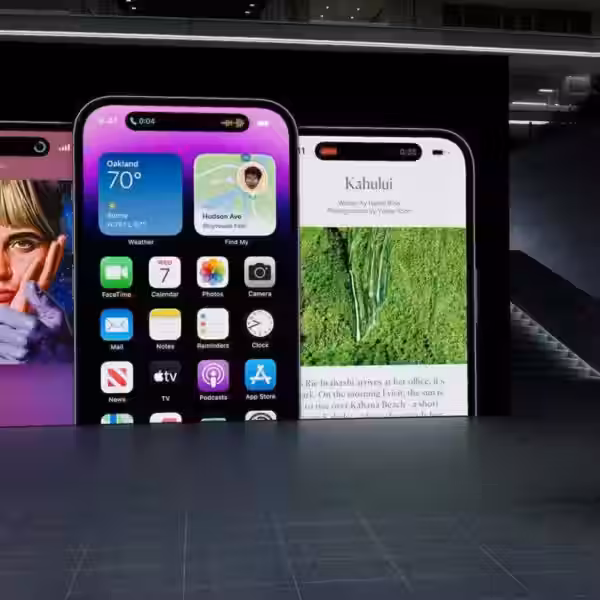 Кадр презентации Apple: iPhone 15 на экране во время Apple Event 12 сентября
