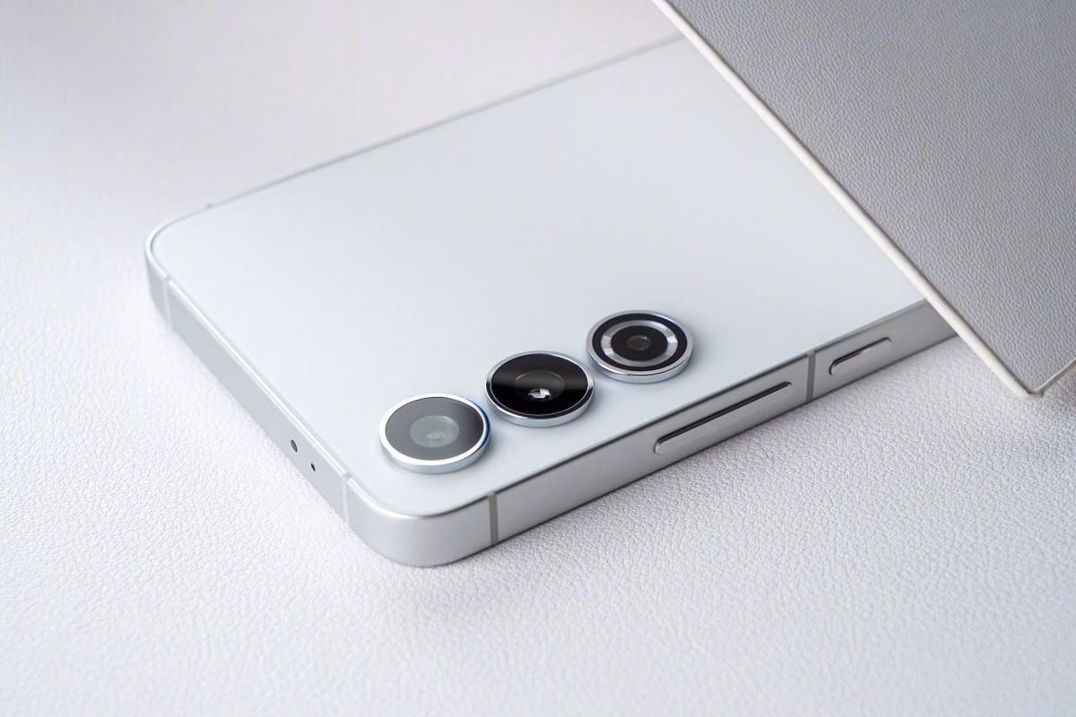 Samsung Galaxy S24 и S24+ получат плоский дизайн 2 Samsung Galaxy S24 и S24+ получат плоский дизайн