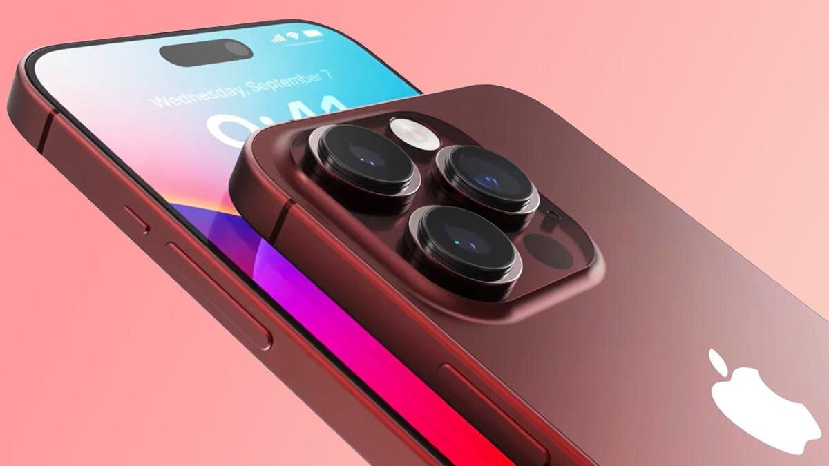 Камера iPhone 15 Pro с тремя объективами и вспышкой на задней панели