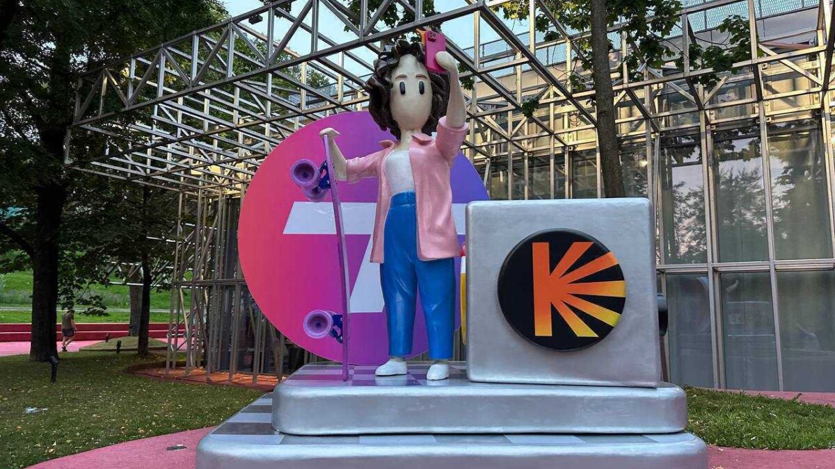 Люся, персонаж игры Яндекс “Плюс Сити”, стала новым арт-объектом в Москве 4 Люся, персонаж игры Яндекс “Плюс Сити”, стала новым арт-объектом в Москве