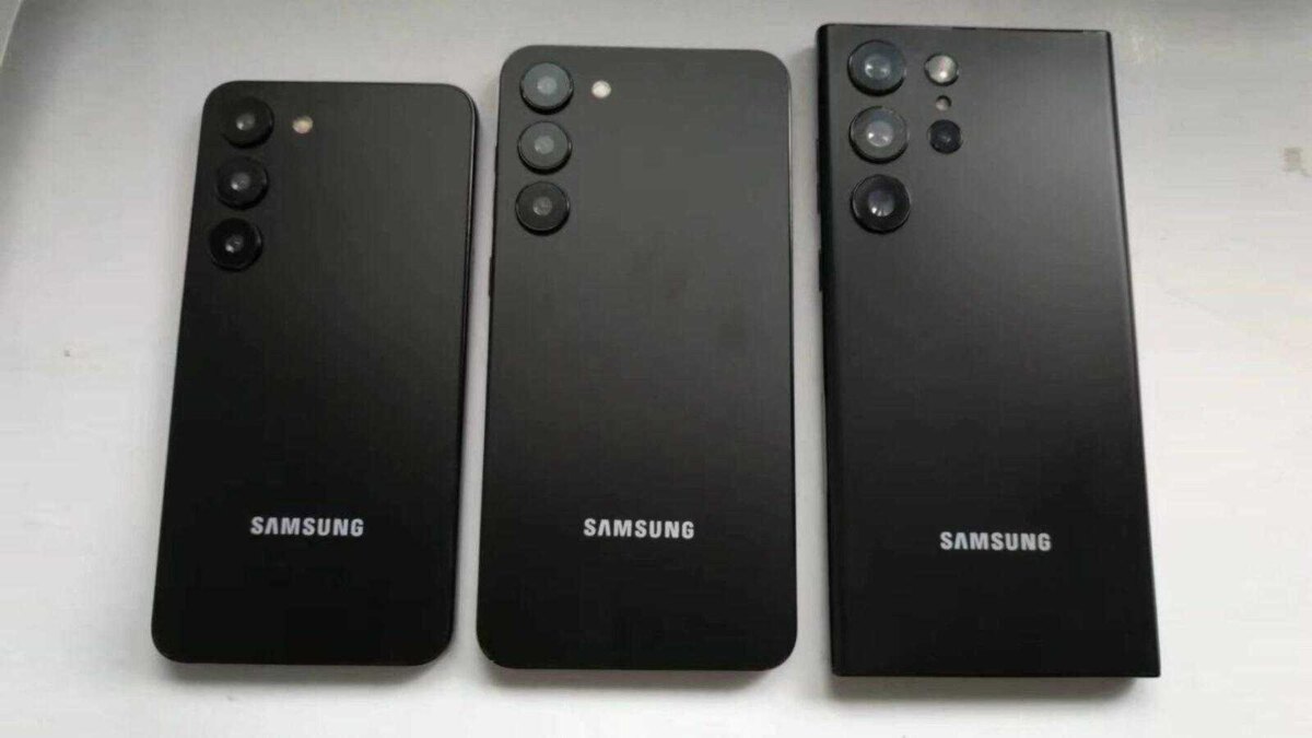 Три чёрных Samsung Galaxy S24 Ultra с плоскими экранами