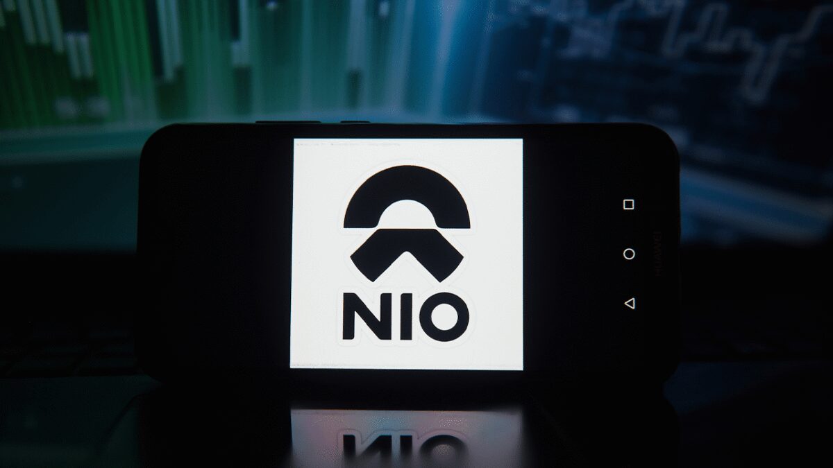 Экран смартфона HUAWEI с логотипом NIO на дисплее