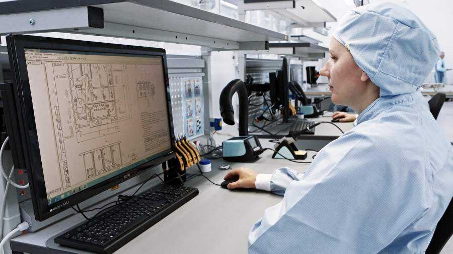 актриса сидни суини на съемочной площадке снимается без одежды с парой стилистов и операторов в студии