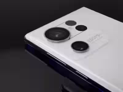 Камера и дисплей Samsung Galaxy S24 Ultra с плоским экраном в углу кадра