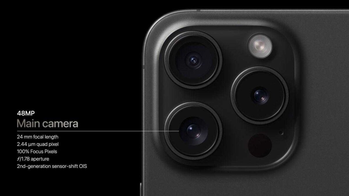 Камера iPhone 15 Pro Max с тремя объективами и светодиодной вспышкой крупным планом