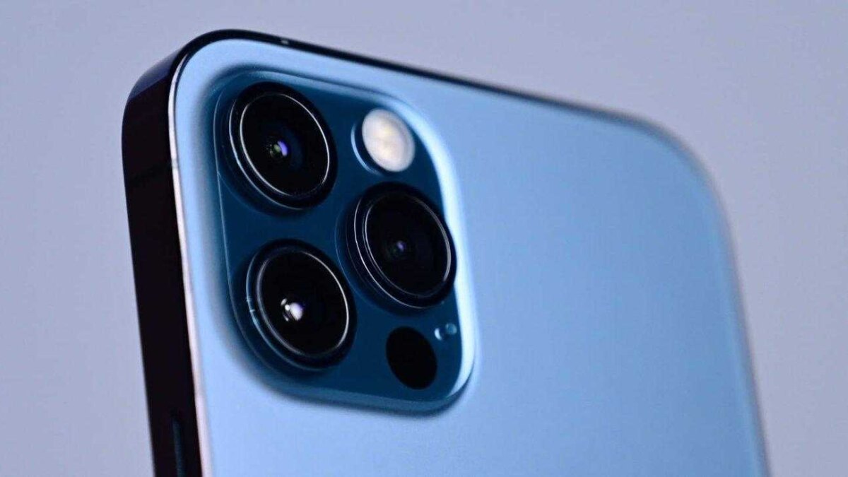 Камера iPhone 15 с тремя объективами и вспышкой