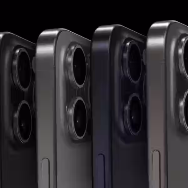Четыре камеры на задней панели iPhone 15 Pro Max крупным планом