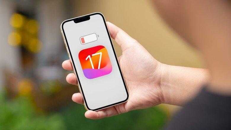 Айфон XS с иконкой приложения iOS 17 и разряженной батареей