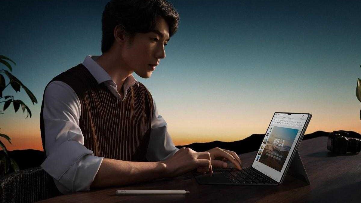 Портрет молодого человека за ноутбуком Huawei MatePad Pro 13.2 на закате