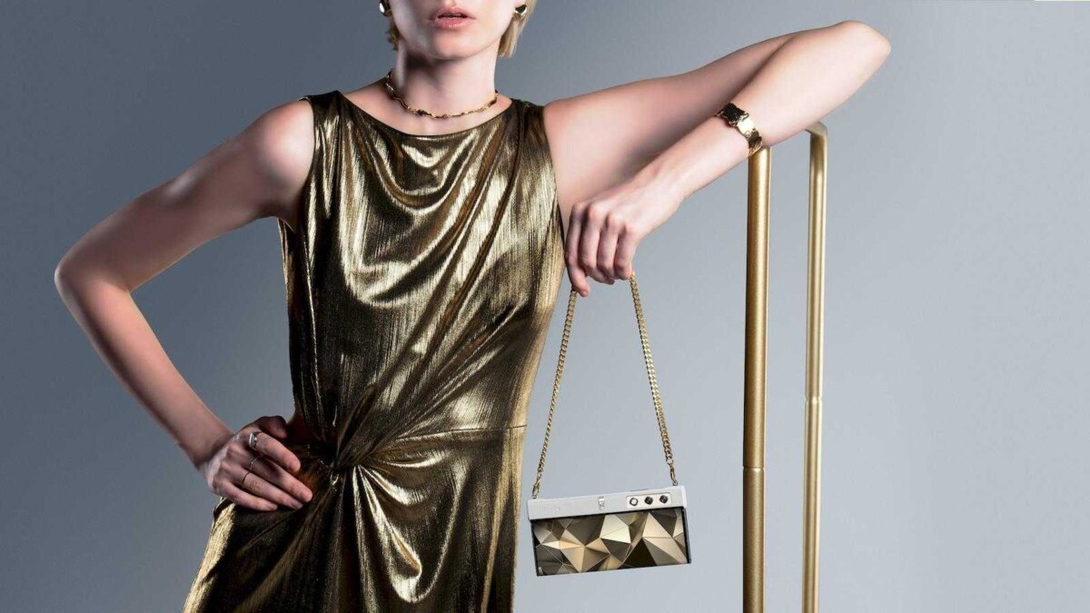 Honor V Purse — складной смартфон, который можно носить как сумочку