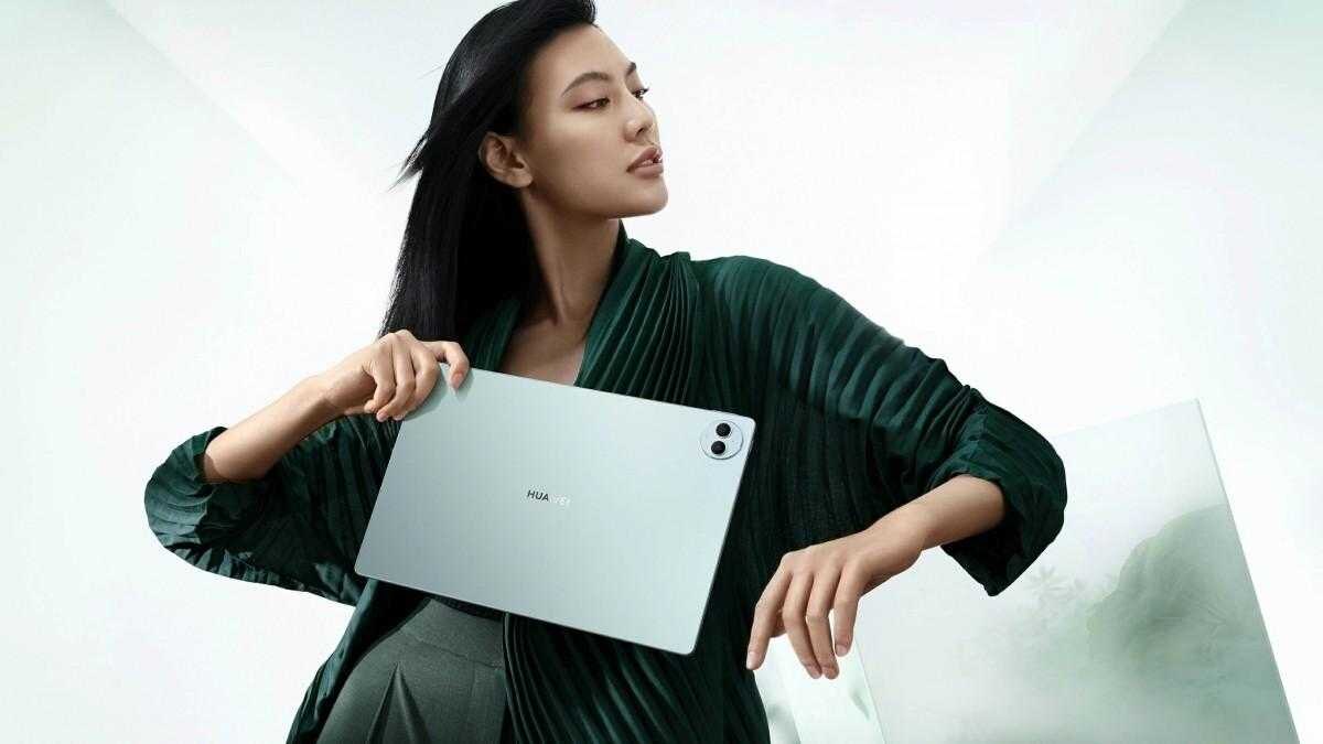 Женщина держит планшет Huawei MatePad Pro 13.2 сзади, видны камера и логотип Huawei