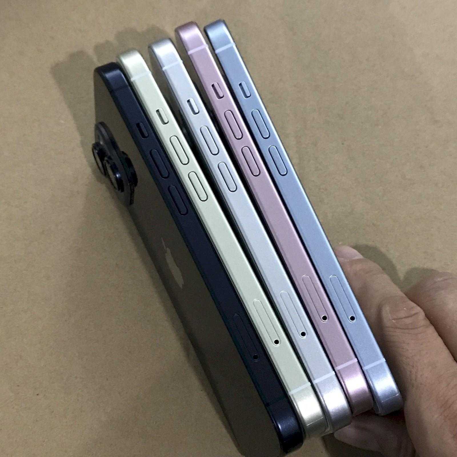 iPhone 15 и 15 Pro показали в новых цветах: серый, серый и еще раз серый (gsmarena 004 16)