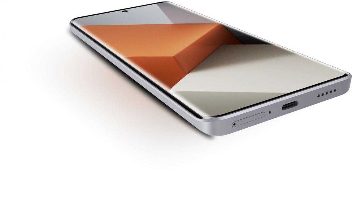 Человек держит смартфон Huawei Pura 80 Ultra во время съемки фасада дома с цветущими растениями