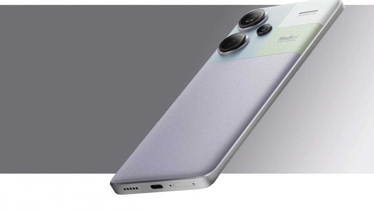 Задняя часть смартфона Xiaomi Redmi Note 13 Pro+ с крупными камерами и текстурированным покрытием