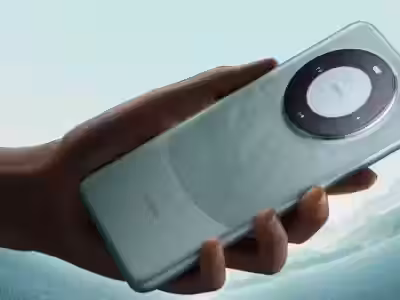 Huawei Mate 60 Pro+ с круглым модулем камеры в руке