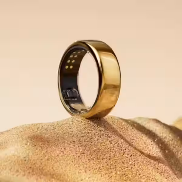 Золотое кольцо Samsung Galaxy Ring на песке с камнями