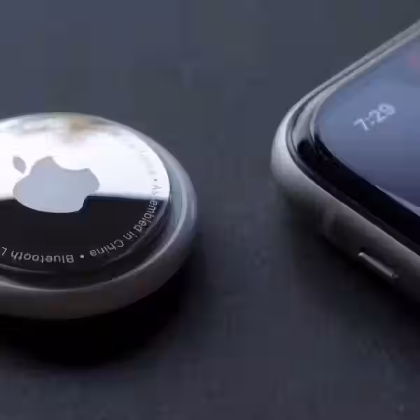 Apple AirTag 2 и iPhone с приложением Find My для отслеживания вещей