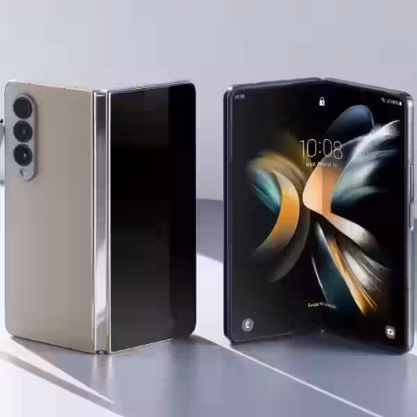 Развернутый Samsung Galaxy Z Fold6 с большим гибким экраном и тройной камерой