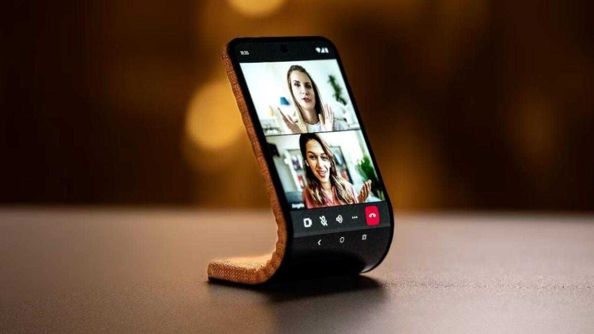 Смартфон Moto Razr со сгибающимся экраном на столе